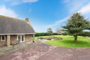 Front veranda/grounds- click for photo gallery